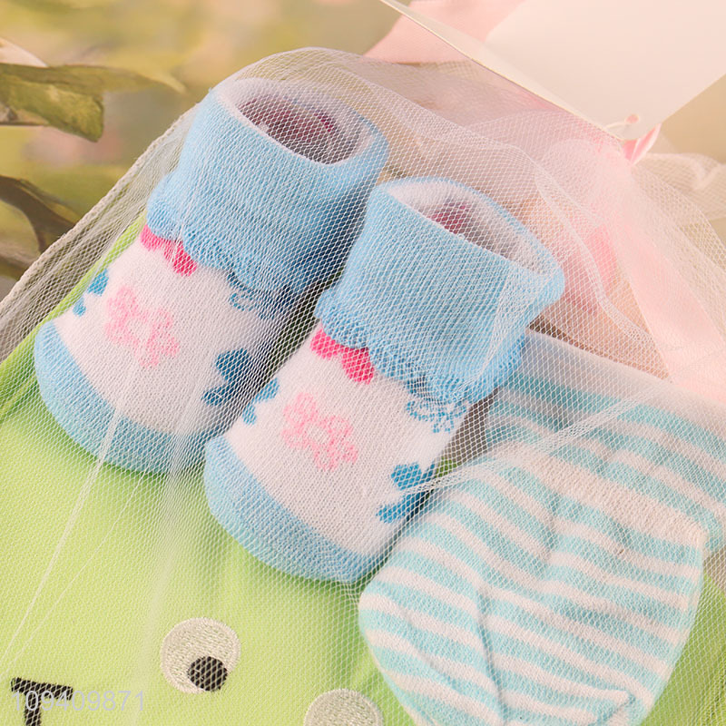 Low price cute bib & baby socks gift set
